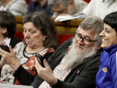 Los diputados de la CUP Mireia Boia, Gabriela Serra, Joan Garriga y Anna Gabriel en un Pleno del Parlament.