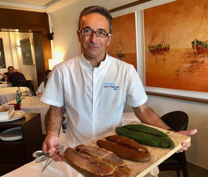 José con la bandeja de huevas de maruca / Capel