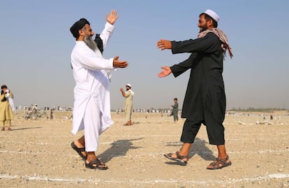 Dos afganos se felicitan durante la festividad del Eid al Adha en Jalalabad, (Afganistán).