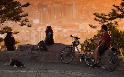 Mirador del cerro de San Cristobal, en Santiago de Chile, al atardecer. 