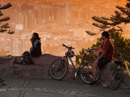 Mirador del cerro de San Cristobal, en Santiago de Chile, al atardecer. 