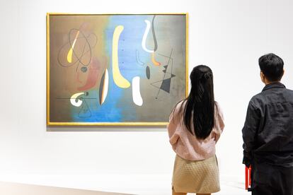 Tres jóvenes interesados por el arte visitan la galería japonesa Nanzuka.