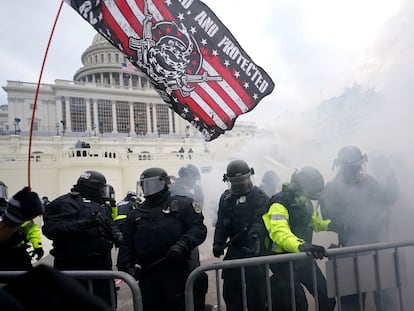 Policías del Capitolio intentan contener a una turba seguidora de Donald Trump, el pasado 6 de enero.