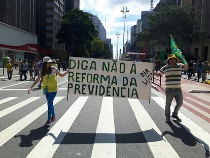 Protesto tímido contra a Reforma da Previdência, em São Paulo