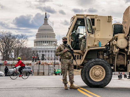 Un soldado de la Guardia Nacional vigila cerca del Capitolio en Washington, a dos días de la toma de posesión del presidente electo Joe Biden.