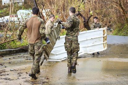 Ingenieros del Ejército británico trabajan para achicar el agua de las inundaciones en las Islas Vírgenes Británicas tras el paso del huracán María.