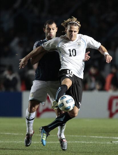 Los jugadores Forlán y Mascherano durante el partido de anoche entre Uruguay y Argentina