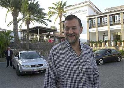 Mariano Rajoy, frente al hotel de Gran Canaria donde se aloja.