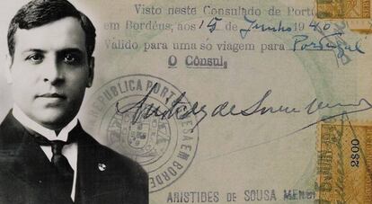 Fotografía del cónsul portugués en Burdeos (Francia) Aristides de Sousa Mendes sobre uno de los visados que firmó.