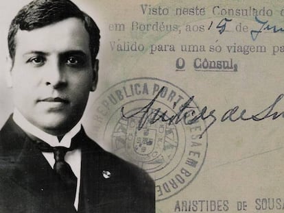 Fotografía del cónsul portugués en Burdeos (Francia) Aristides de Sousa Mendes sobre uno de los visados que firmó.