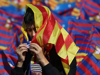 Un aficionat del Barça es cobreix amb una estelada durant el partit de la final de la Copa del 2016.
