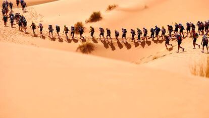 Participantes en el Maratón de las Arenas en el desierto del Sáhara.