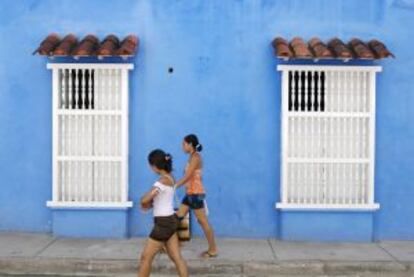 Paseando por una colorida calle de Cartagena de Indias, en Colombia.