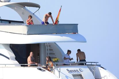 Messi navega por aguas de Ibiza acompañado de familia y amigos, en un barco con bandera de España.