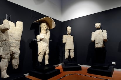 Los famosos Gigantes de Mont’e Prama se exhiben en el museo arqueológico de Cabras. 