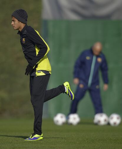 Neymar se ejercita en un momento del entrenamiento.