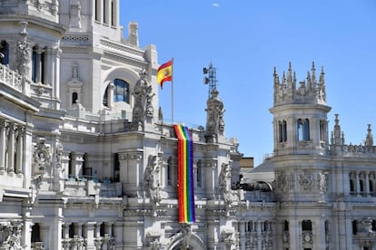 A bandeira arcoíris pendura na fachada da Prefeitura de Madri na praça de Cibeles.