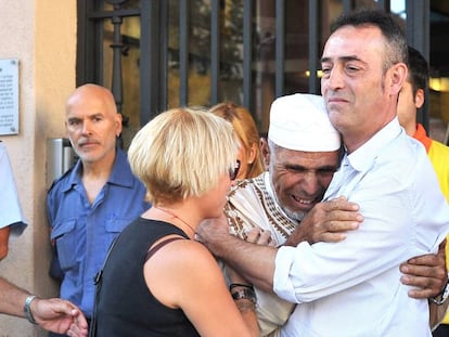 Els pares del nen de tres anys mort en l'atemptat de la Rambla de Barcelona abracen l'imam de Rubí.