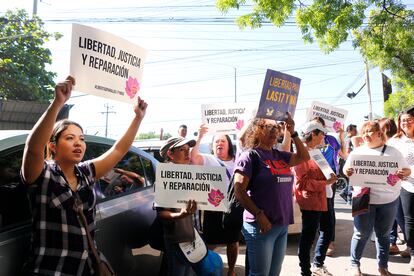Integrantes de organizaciones civiles protestan a las afueras de la prisión femenil de Ilopango (El Salvador), en una imagen de archivo.