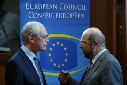 Herman van Rompuy (izquierda) habla con Martin Schulz, presidente del Europarlamento.