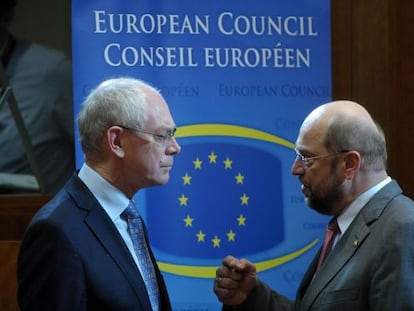 Herman van Rompuy (izquierda) habla con Martin Schulz, presidente del Europarlamento.