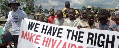 Manifestación en demanda de medicamentos accesibles en una escuela en Nairobi, Kenia.