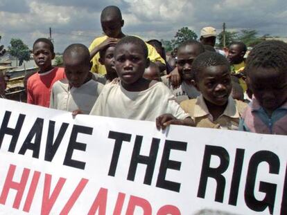 Manifestaci&oacute;n en demanda de medicamentos accesibles en una escuela en Nairobi, Kenia.