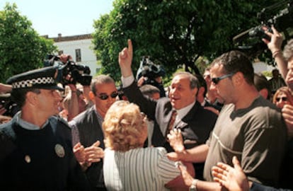 Jesús Gil llegaba ayer al Ayuntamiento de Marbella rodeado por sus seguidores.