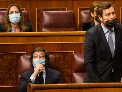 El diputado de Vox José María Figaredo (izquierda), hace un gesto en presencia de su compañero de partido Iván Espinosa de los Monteros (a la derecha) durante el pleno del Congreso de los Diputados, este miércoles.