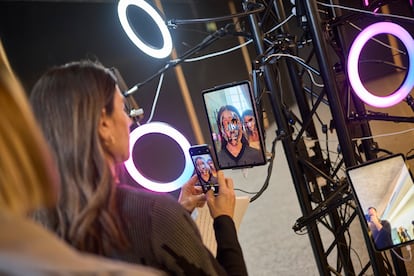 La directora de los Teatros del Canal, Blanca Li, interactúa con la obra 'Augmented Reflections', de Ines Alpha y Johanna Jaskowska, expuesta en la muestra 'Máquina orgánica', dentro del Festival Canal Connect.