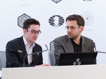 Fabiano Caruana y Levon Aronián discuten sobre una variante de su partida durante la conferencia de prensa, hoy en Moscú.