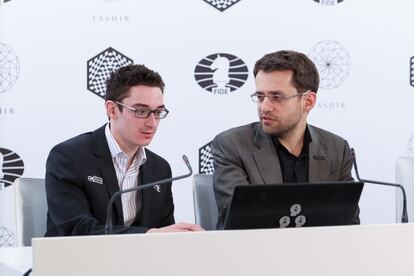 Fabiano Caruana y Levon Aronián discuten sobre una variante de su partida durante la conferencia de prensa, hoy en Moscú.