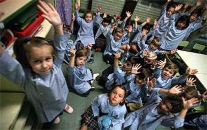 Un grupo de escolares de un centro concertado en su primer día de <i>vuelta al cole.</i>