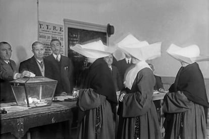 Un grup de monges acudeix a un col·legi electoral el 1933.