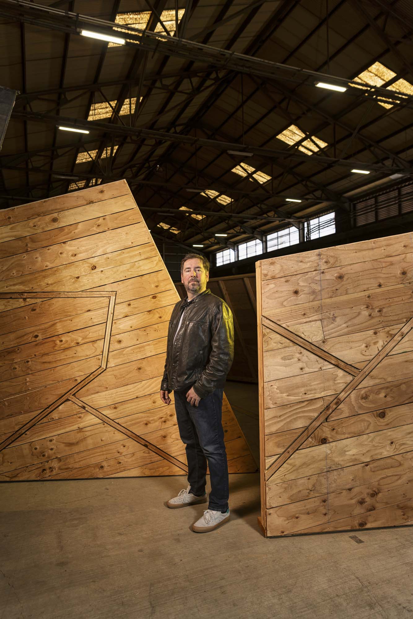 El arquitecto Miguel Arraiz, en la nave de Oakland donde se construye el templo de Burning Man 2025.