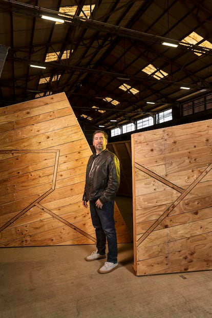 Miguel Arraiz, en la nave de Oakland donde se construye el templo de Burning Man