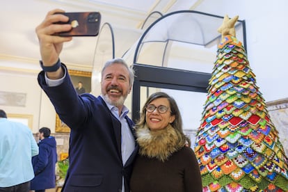 O presidente aragonês, Jorge Azcon, e a ministra dos Assuntos Sociais da Câmara Municipal de Saragoça, Marian Oroz, posam para uma foto em frente a uma árvore de Natal de crochê na Casa de Amparo, após declarações em que o presidente questionou o interesse do Vox em fazer parte do novo governo de Aragão.