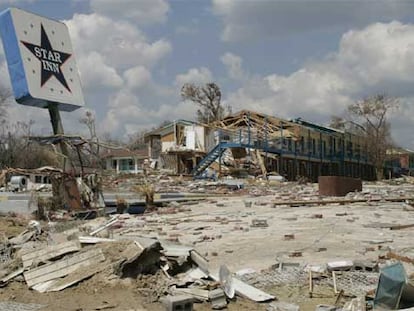 Destrozos provocados por el huracán Katrina en un aparcamiento de la localidad de Biloxi (Misisipi).