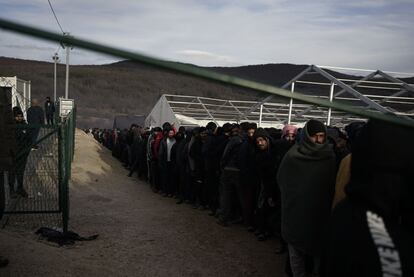 Numerosas personas hacen cola para obtener una racin de comida en el campo de refugiados de Lipa, en Bosnia, en febrero de 2021. La imagen est tomada por Eddie, uno de los residentes en este asentamiento, y facilitada por la ONG No Name Kitchen.