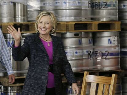 Hillary Clinton acena para eleitores numa cervejaria de New Hampshire.