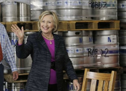 Hillary Clinton, en un acto en una cervecer&iacute;a de New Hampshire.