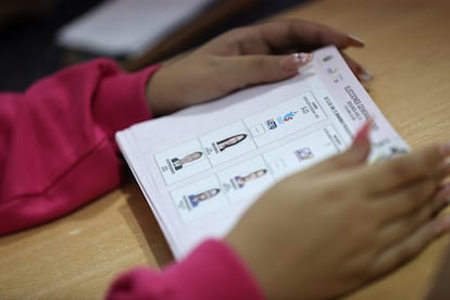 Una persona observa el tarjetón durante la jornada electoral este domingo, en Canuto.