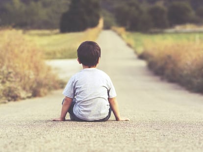 Un niño mira el horizonte.