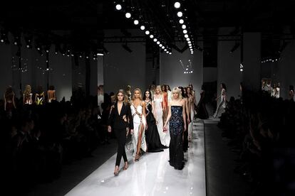 Las modelos lucen creaciones de la diseñadora italiana Donatella Versace durante la presentación de su nueva colección de alta costura.