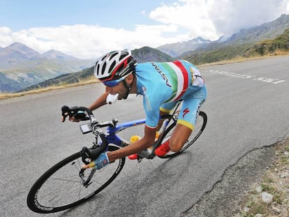 Nibali, considerado uno de los mejores descendedores del pelot&oacute;n, bajando un puerto del Tour de 2015.