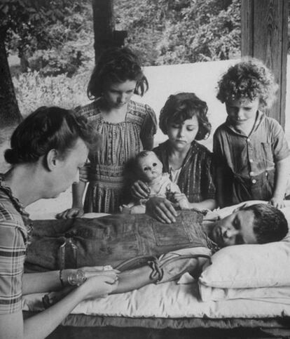 Un niño se hace una prueba de polio en Estados Unidos, en 1944