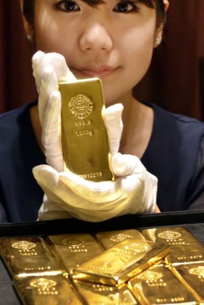 Algunas joyerías, como esta de Tokio, han empezado a vender oro por kilos.