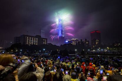 Fogos e luzes iluminam o edifício Taipei 101 durante a passagem de Ano Novo, em Taipei, Taiwan.