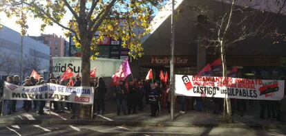 Trabajadores del suburbano protestanfrente a la Asamblea por la gestión de Metro de Madrid de la crisis del amianto.