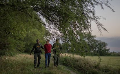 Agentes de la patrulla fronteriza escoltan a un migrante que intentaba cruzar a los Estados Unidos desde México.